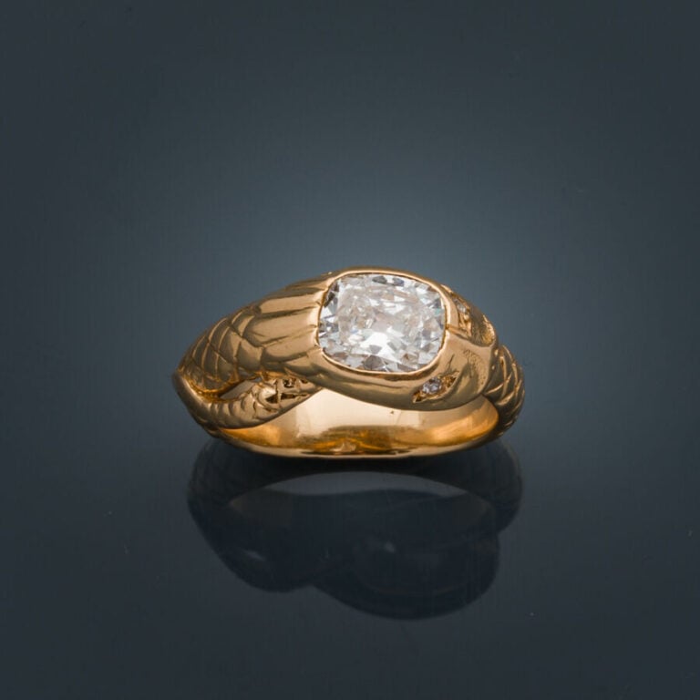 BAGUE "serpent" en or jaune (750‰) ciselé, serti d'un diamant taille ancienne e…