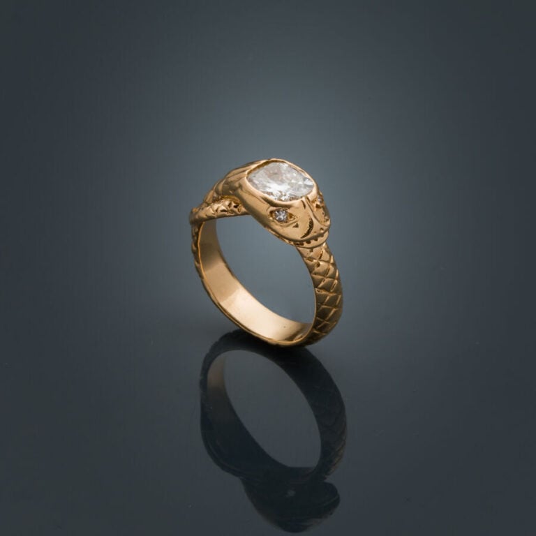 BAGUE "serpent" en or jaune (750‰) ciselé, serti d'un diamant taille ancienne e…