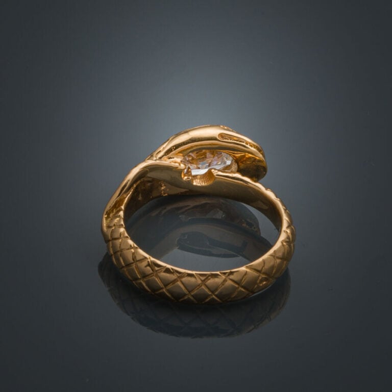 BAGUE "serpent" en or jaune (750‰) ciselé, serti d'un diamant taille ancienne e…