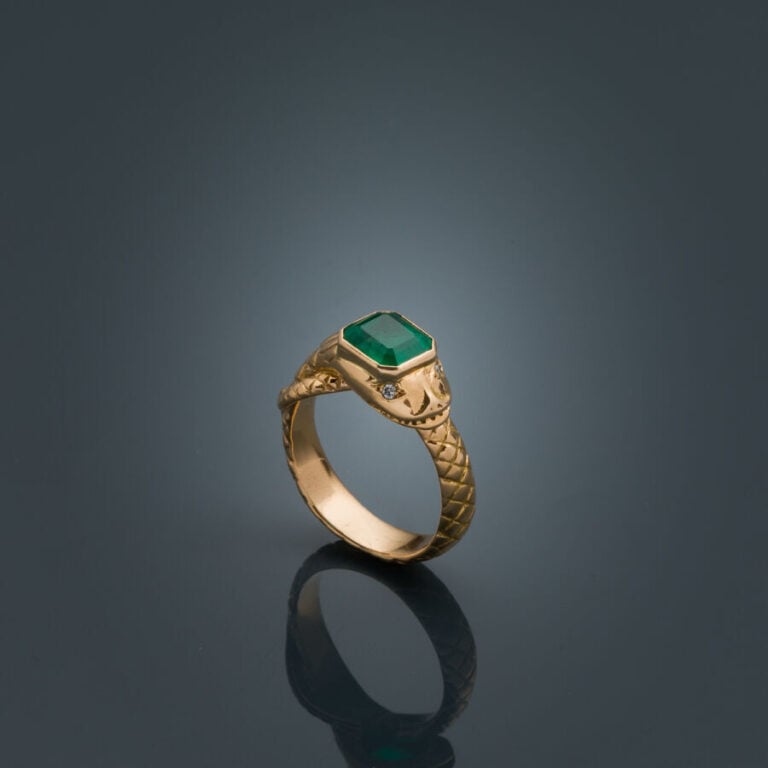 BAGUE "serpent" en or jaune (750‰) ciselé, serti d'une émeraude taillée à degré…