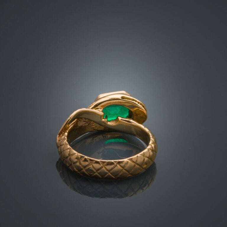 BAGUE "serpent" en or jaune (750‰) ciselé, serti d'une émeraude taillée à degré…