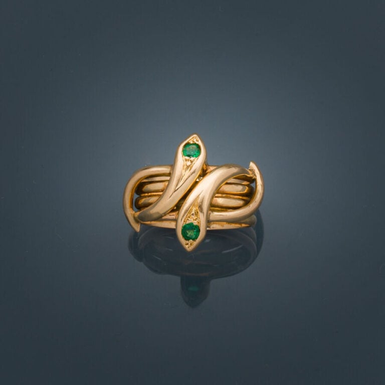 BAGUE "serpents entrelacés" en or jaune (750‰) ajouré, serti de deux émeraudes…