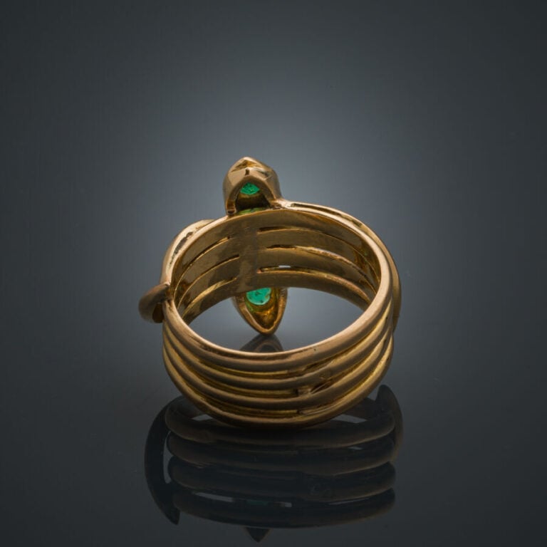 BAGUE "serpents entrelacés" en or jaune (750‰) ajouré, serti de deux émeraudes…