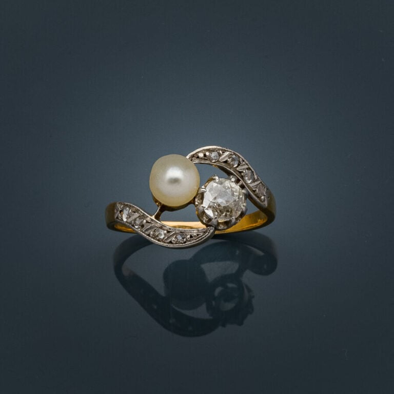BAGUE sinueuse "toi et moi" en platine (min. 800‰) et or jaune (750‰) serti d'u…