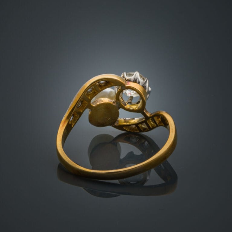 BAGUE sinueuse "toi et moi" en platine (min. 800‰) et or jaune (750‰) serti d'u…