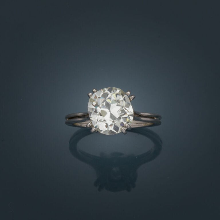 BAGUE solitaire en or gris (750‰) serti d'un diamant pesant 2,60 carats taille…