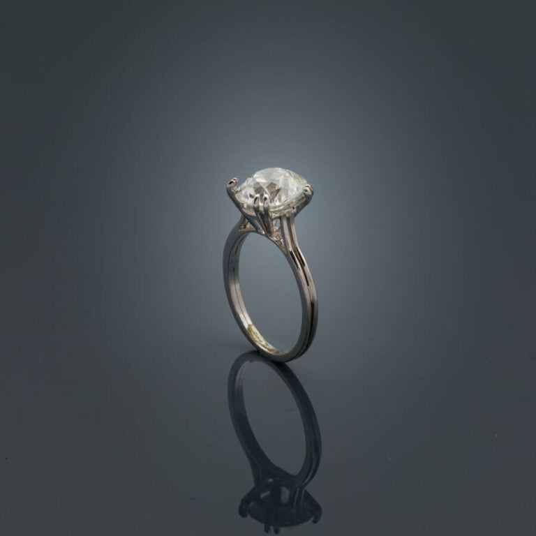 BAGUE solitaire en or gris (750‰) serti d'un diamant pesant 2,60 carats taille…