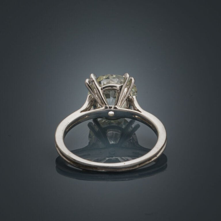 BAGUE solitaire en or gris (750‰) serti d'un diamant pesant 2,60 carats taille…