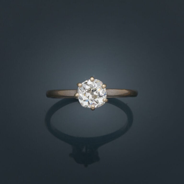 BAGUE "solitaire" en or gris (750‰) serti d'un diamant taille ancienne de forme…