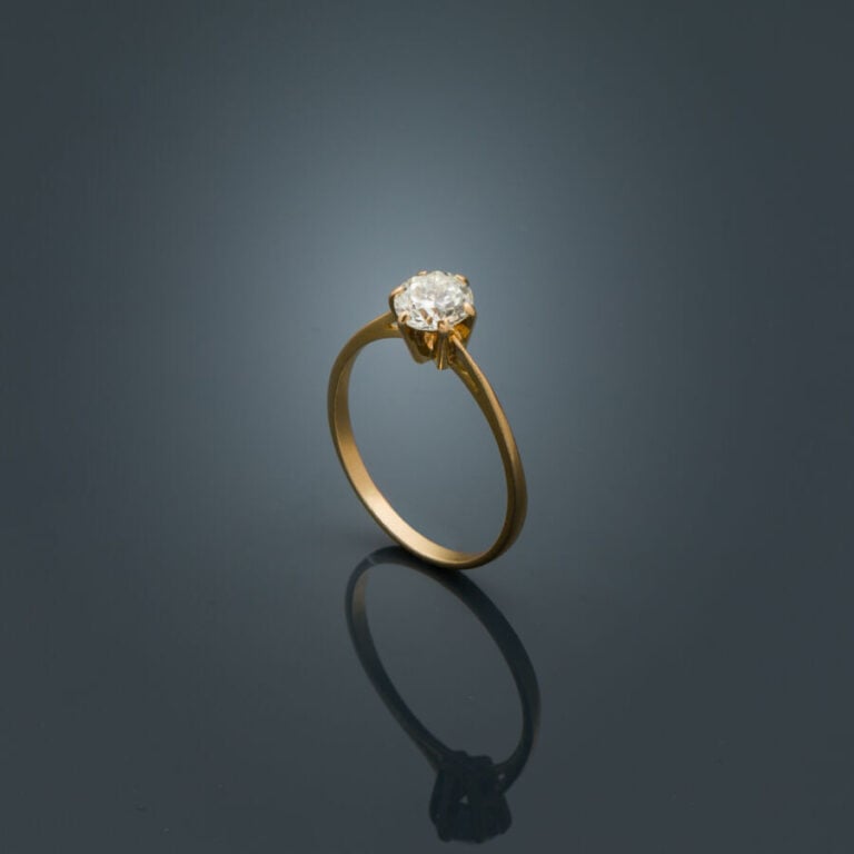 BAGUE "solitaire" en or jaune (750‰) serti d'un diamant taille brillant. - Doig…