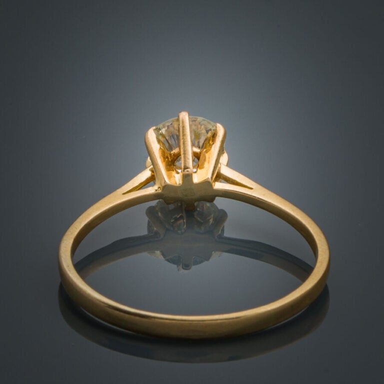 BAGUE "solitaire" en or jaune (750‰) serti d'un diamant taille brillant. - Doig…