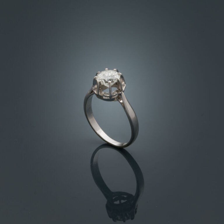 BAGUE "solitaire" en platine (950‰) et or gris (750‰) serti d'un diamant pesant…