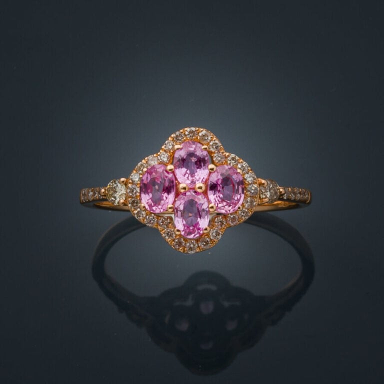 BAGUE "trèfle" en or rose (750‰) serti de quatre saphirs roses ovales, entourés…