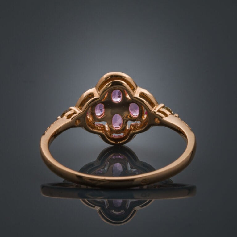 BAGUE "trèfle" en or rose (750‰) serti de quatre saphirs roses ovales, entourés…