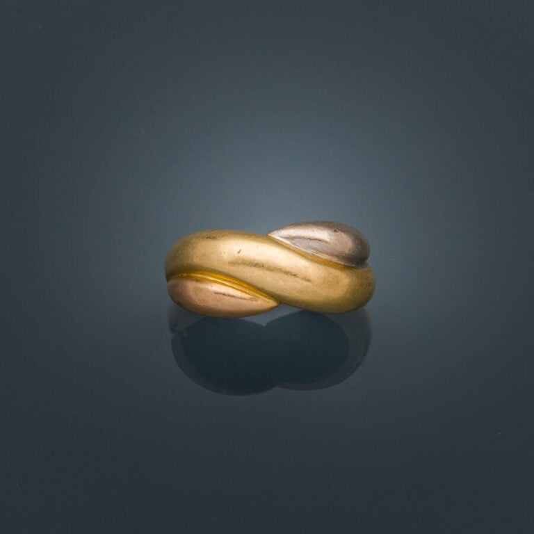 BAGUE trois ors (750‰) à motifs de godrons. - Doigt : 53. Poids : 5,8 g.