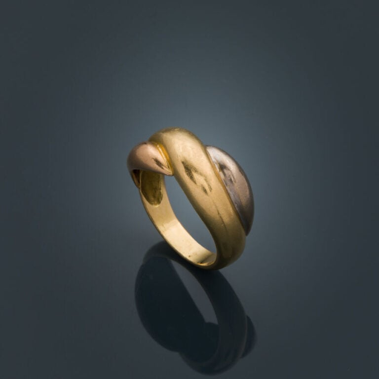 BAGUE trois ors (750‰) à motifs de godrons. - Doigt : 53. Poids : 5,8 g.