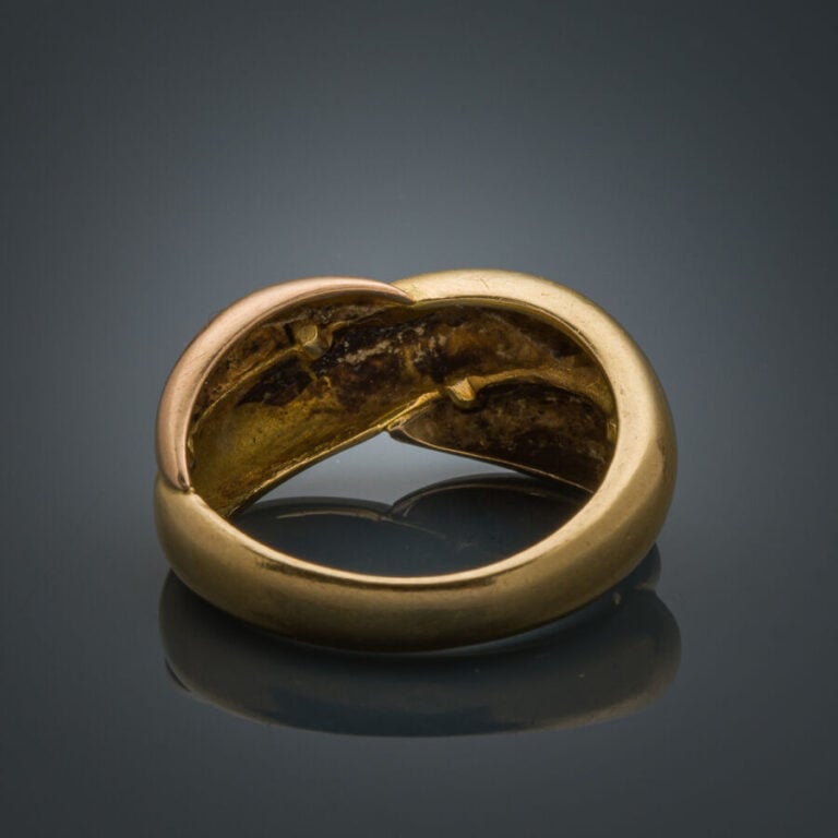 BAGUE trois ors (750‰) à motifs de godrons. - Doigt : 53. Poids : 5,8 g.