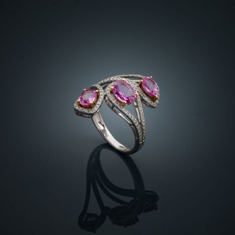 BAGUE "vagues" en or gris et or rose (750‰) ajouré à motif de gouttes, serti de…