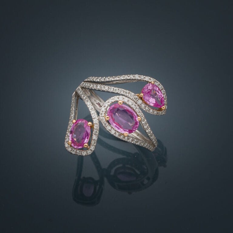 BAGUE "vagues" en or gris et or rose (750‰) ajouré à motif de gouttes, serti de…