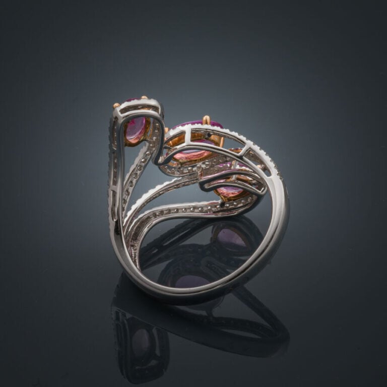 BAGUE "vagues" en or gris et or rose (750‰) ajouré à motif de gouttes, serti de…