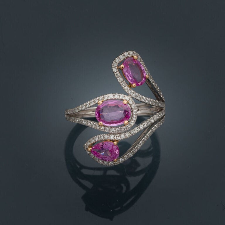 BAGUE "vagues" en or gris et or rose (750‰) ajouré à motif de gouttes, serti de…