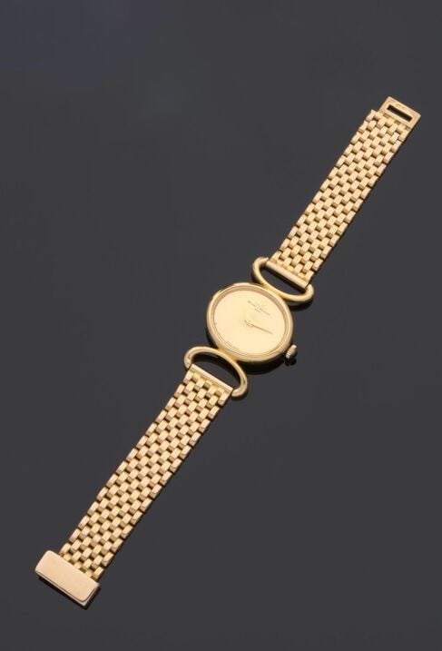 BAUME & MERCIER - BRACELET MONTRE ovale de dame en or jaune (750‰). Attaches "d…