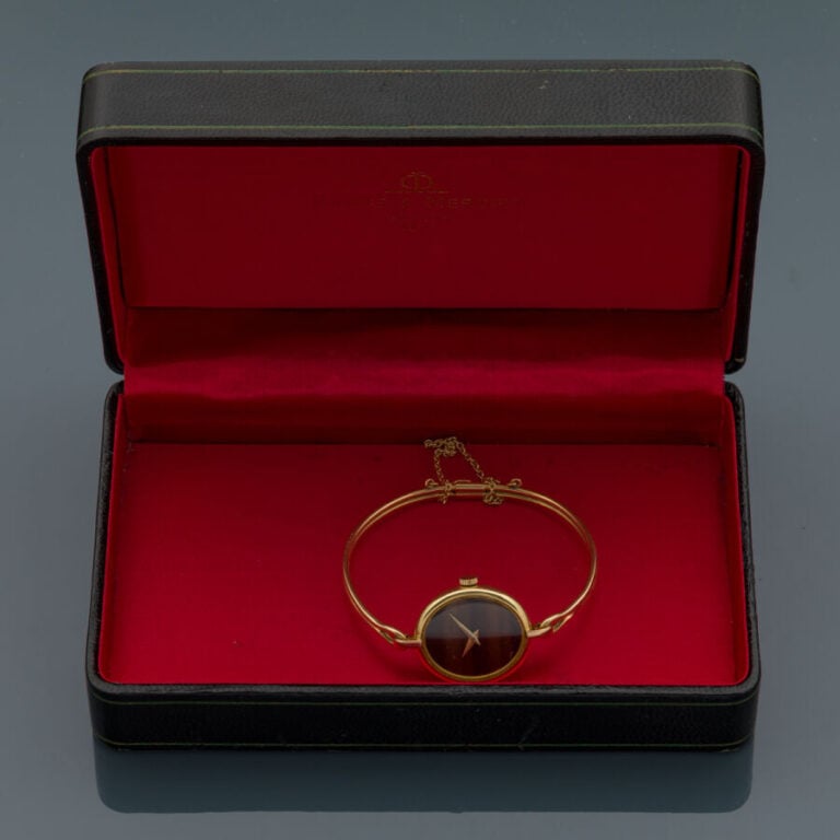 BAUME & MERCIER - BRACELET MONTRE ovale de dame en or jaune (750‰). Cadran quar…