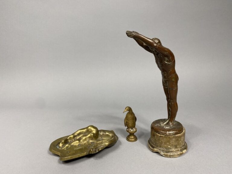 BOISSIER - Vide-poches en bronze doré représentant une femme nue stylisée - 14…