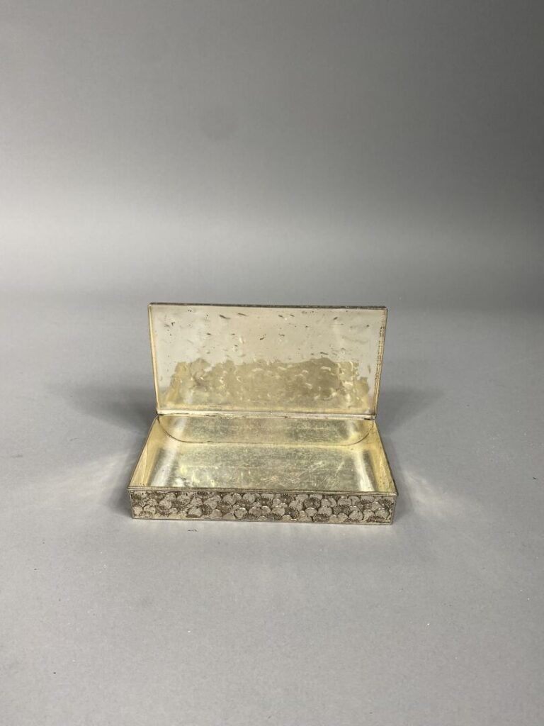 Boite de forme rectangulaire en métal argenté à décor en léger relief de fleurs…