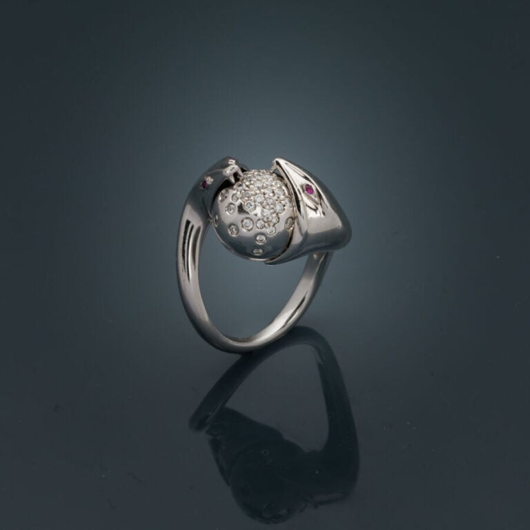 BOUCHERON - BAGUE modèle "Trouble" en or gris (750‰) figurant deux serpents mor…