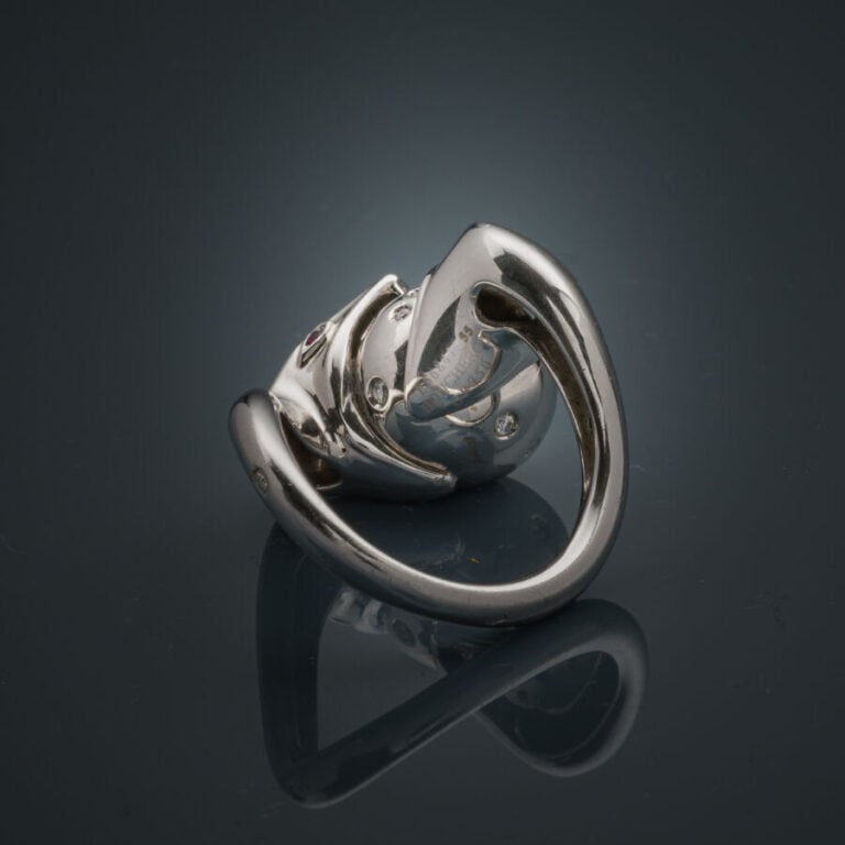 BOUCHERON - BAGUE modèle "Trouble" en or gris (750‰) figurant deux serpents mor…