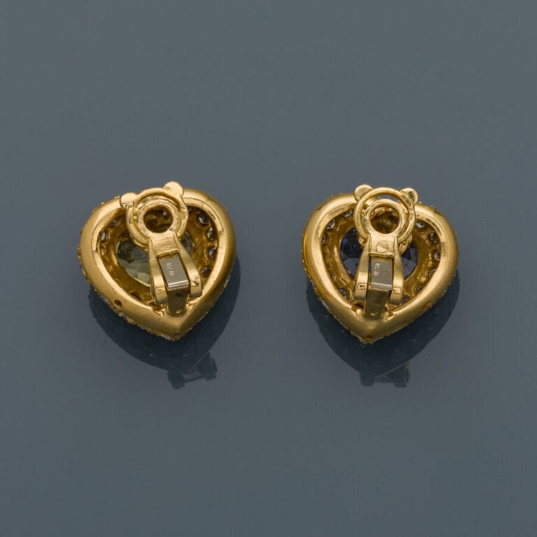 BOUCHERON - Paire de CLIPS d'OREILLES "coeurs" en or jaune (750‰) serti chacun…