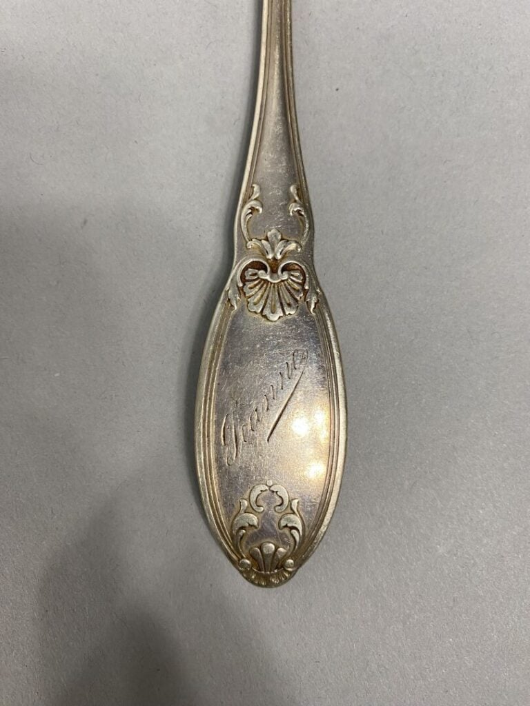 Boulanger - Paire de couverts en argent (925) à décor de coquilles et feuillage…