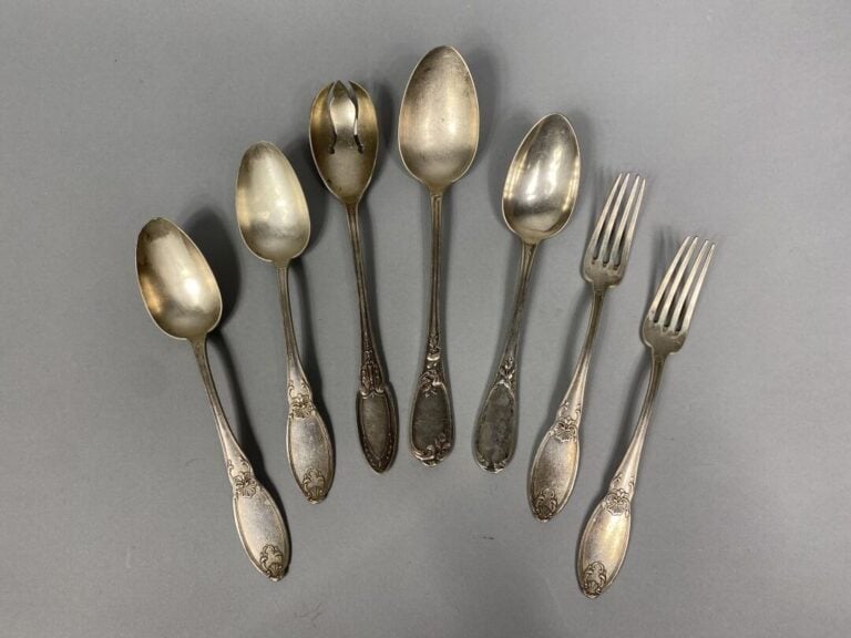 Boulanger - Paire de couverts en argent (925) à décor de coquilles et feuillage…