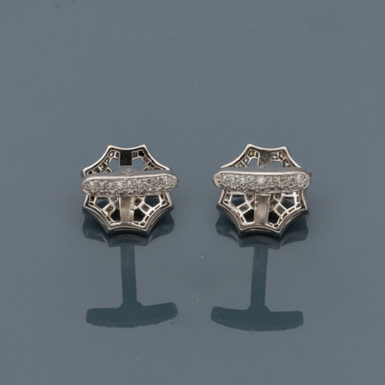 BOUTONS de MANCHETTES "étoiles" en or gris (750‰) ajouré, serti de diamants tai…