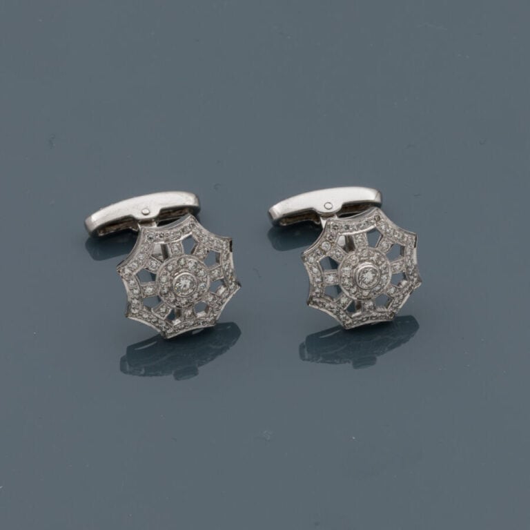 BOUTONS de MANCHETTES "étoiles" en or gris (750‰) ajouré, serti de diamants tai…