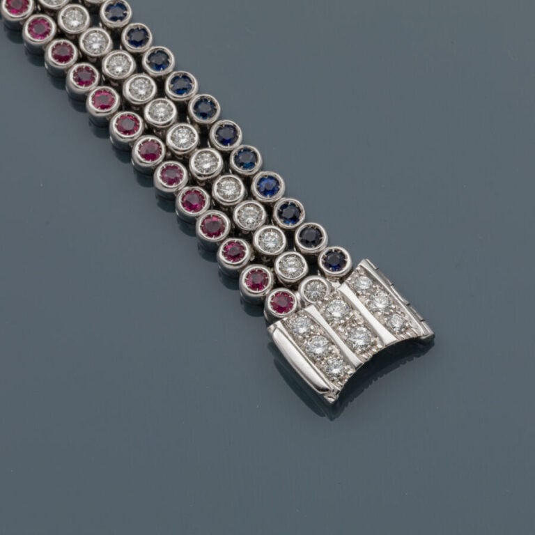 BRACELET "Bleu Blanc Rouge" en or gris (750‰) serti de trois alignements de dia…