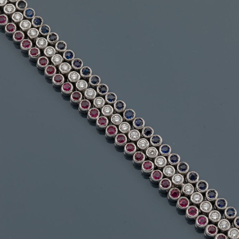 BRACELET "Bleu Blanc Rouge" en or gris (750‰) serti de trois alignements de dia…