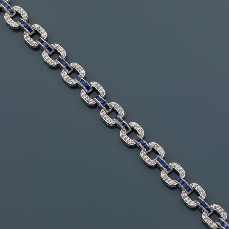 BRACELET en or gris (585‰) 14 carats, maillons à motifs de coussins, serti de d…