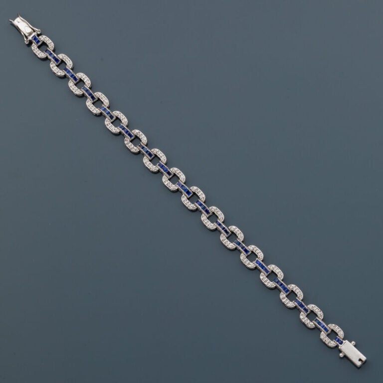 BRACELET en or gris (585‰) 14 carats, maillons à motifs de coussins, serti de d…