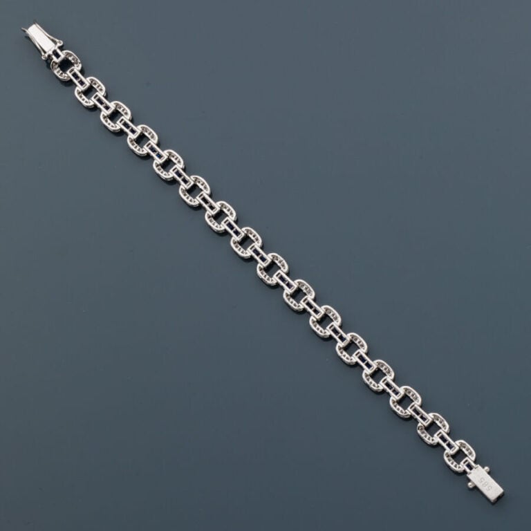 BRACELET en or gris (585‰) 14 carats, maillons à motifs de coussins, serti de d…
