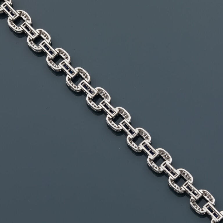 BRACELET en or gris (585‰) 14 carats, maillons à motifs de coussins, serti de d…