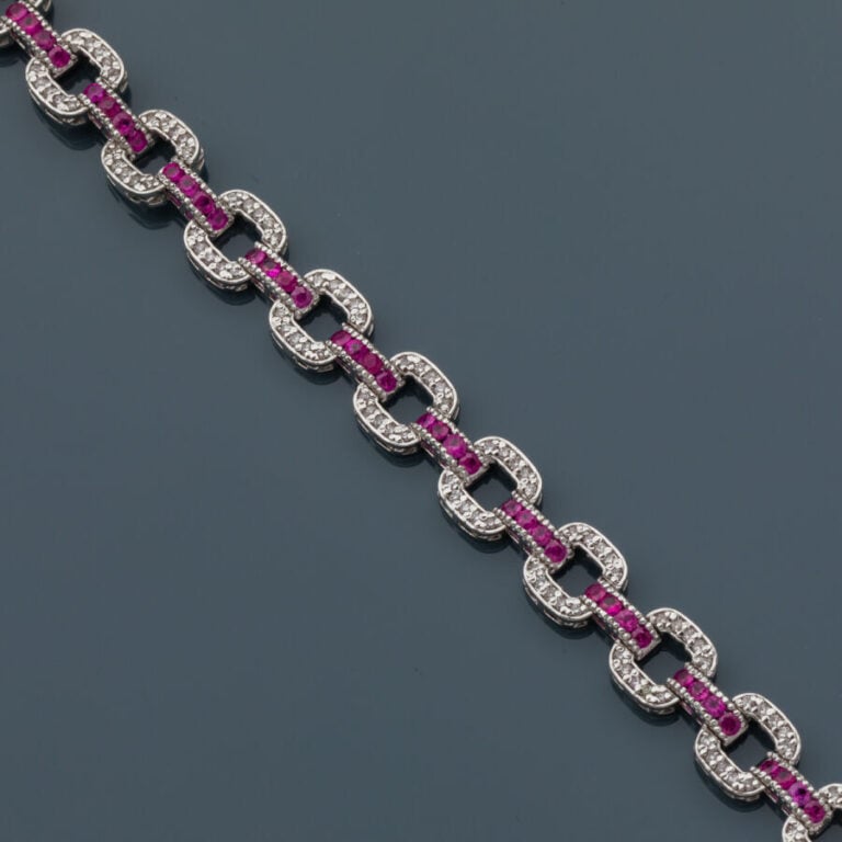 BRACELET en or gris (585‰) 14 carats, maillons de forme coussin, serti de diama…
