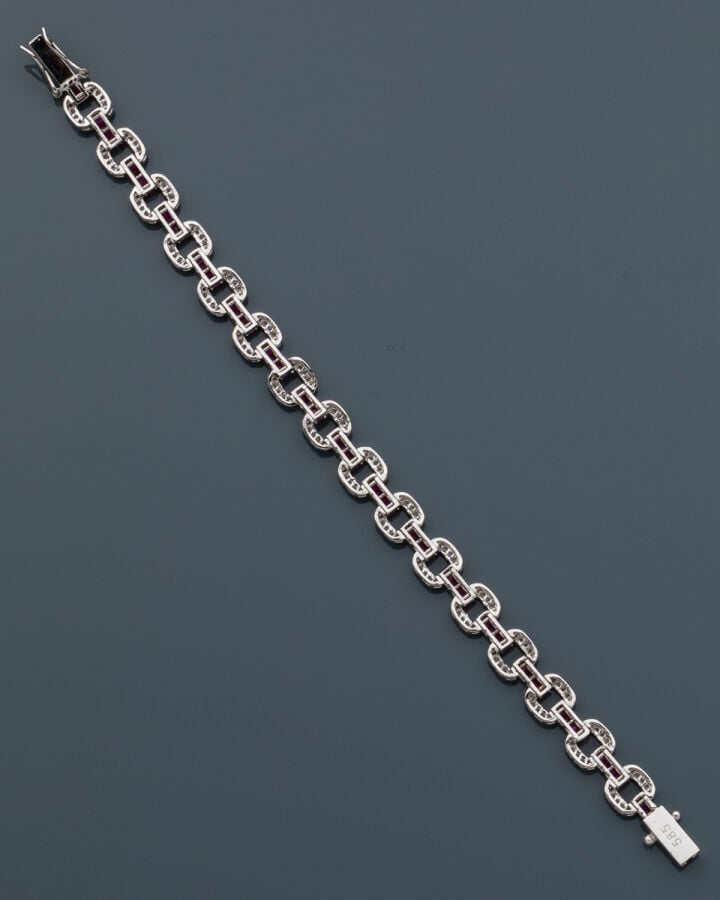 BRACELET en or gris (585‰) 14 carats, maillons de forme coussin, serti de diama…