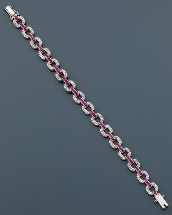 BRACELET en or gris (585‰) 14 carats, maillons de forme coussin, serti de diama…
