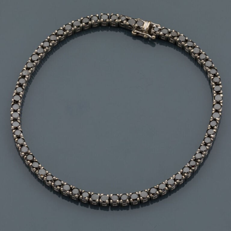 BRACELET en or gris (750‰) serti d'un alignement de diamants noirs. - Long.: 18…