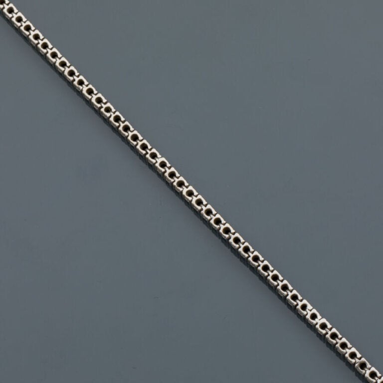 BRACELET en or gris (750‰) serti d'un alignement de diamants noirs. - Long.: 18…