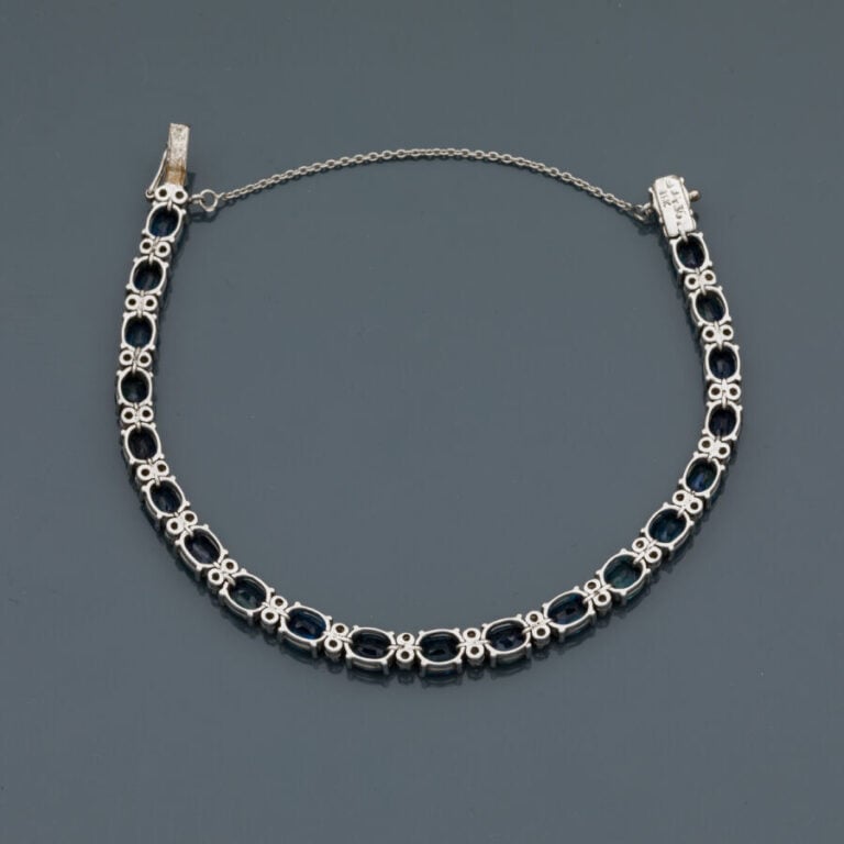 BRACELET en or gris (750‰) serti d'un alignement de saphirs ovales et diamants…
