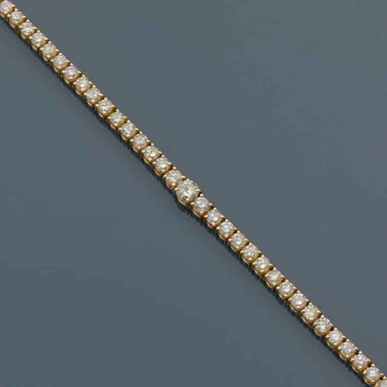 BRACELET en or jaune (585‰) 14 carats, serti d'un alignement de diamants taille…
