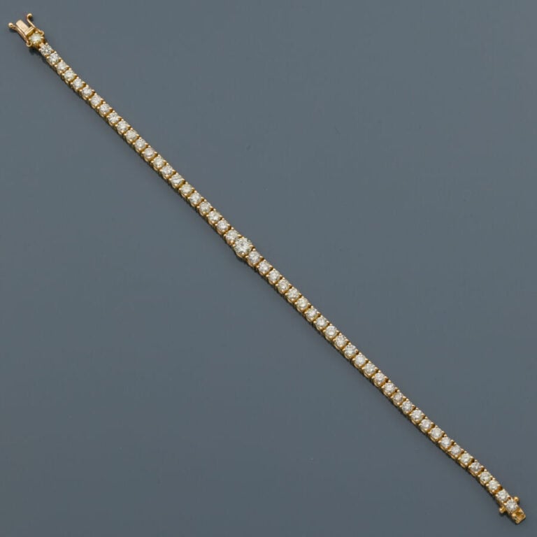 BRACELET en or jaune (585‰) 14 carats, serti d'un alignement de diamants taille…